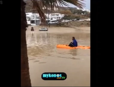 Μύκονος: Με κανό στους πλημμυρισμένους δρόμους (βίντεο)